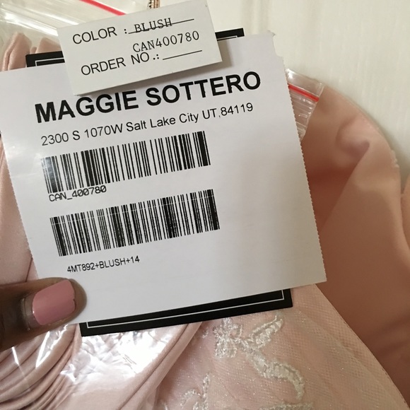 BRAND NEW WEDDING DRESS! - Picture 4 of 7